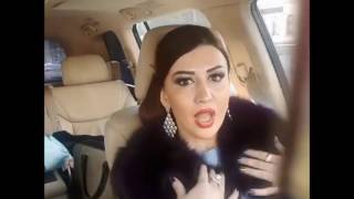 reqqase Fatime  sukan arxasinda oynayir