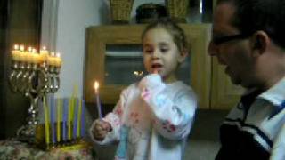 תמונת "הנרות הללו שאנו מדליקים, איזה מתוקים, איזה מתוקים, איזה מתוקים כל הילדים"