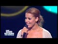 le 20 juillet 2010 sur france2, patrick sabatier rend hommage � kad merad, en conviant des invit�s au palais des sports de paris. chim�ne interpr�te 