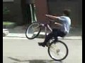 El Richar haciendo wheelie con la bisi