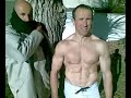 deportista posando a 5 grados bajo 0 con bombero