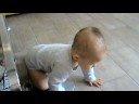 最有笑點的大概是小妮子發現被狗仔隊跟拍時用那種決然異常的表情步步逼進敵方
