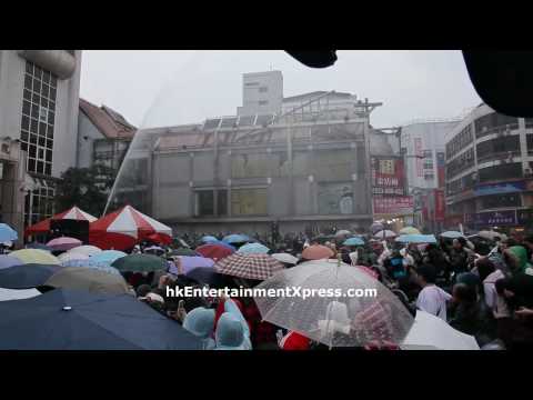 楊丞琳ははるさめに享受するのが雨の中でロマンチックにならせる Rainie & Love?雨愛の全省が署名して歌います@台北西門町共同で病院ができます