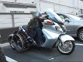 脊髄損傷の車椅子利用者ＴさんがスズキのSKY WAVE650をベースに改造したトライクへの乗り込みを撮影させていただきました。