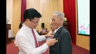 Đảng bộ TP Uông Bí: 84 đảng viên được trao huy hiệu đảng đợt 19-5