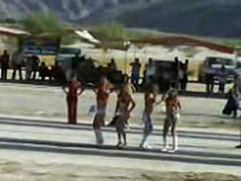 Encuerandose - chkas bailando en un evento de arrancones.