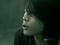 추억은 사랑을 닮아작사 김태윤,박효신작곡 황성제,박효신노래 박효신그대가 부네요내 가슴안에그대라~는 바람이언제나 내게 그~랬듯이내 맘 흔~들어놓고추억이~란 흔적만~ 남기고달아나죠난 길을 잃었죠늘 그대라는사람만~ 보다가단 한번 의심하지 않~고여기까~지 왔는데그대없~는낮설은~ 길 위에남~아있죠가져가세요좋은 기~억마저도그대가 없이는내겐 짐만 될텐데자꾸 꺼내보면그리움만 커져서다시 돌아가는 길발걸음~ 또 멈추게 하~죠추억은 사랑을 닮아난 자꾸 돌아보겠죠그곳엔 아직도그대가 있어~서그래서 아픈가봐요한번쯤 꼭 한번쯤은그대도 날 볼까봐오늘도 기다려요~나 이제 어쩌죠아무리 그댈달아나려 해봐도한뼘도 멀어지지 못해매일 같~은 자리에매일 같~은 무게로~하루를 살아가죠~어딜 보아도온통 그~대뿐이죠날 보던 눈빛이자꾸 맘에 걸려서다시 눈을 감고그댈 지우려 하면굳게 다문입술이 떨려와~참았던 눈물이 흐르죠~추억은 사랑을 닮아난 자꾸 돌아보겠죠그곳엔 아직도그대가 있어~서그래서 아픈가봐요한번쯤 꼭 한번쯤은그대도 날 볼까봐오늘도 기다려요oh어느날 뒤돌아보다~oh yeah그대가 나를 본다면나 어떻게 하죠아무~말 못 하는~나를 잘 알잖아요oh추억은 바람을 타고언젠가 흩어질텐데ooh울어도 소리쳐 봐도모른척 버리려 해도잊지못할 그 사람오늘도 기다려~요나를 잘 알잖아~요