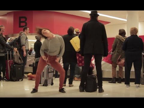 Bailando en un aeropuerto