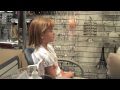 Selena Gomez accompagna Joey King a farsi i buchi nelle orecchie
