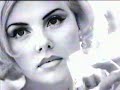 Spot Martini con Charlize Theron, la gonna che si scuce
