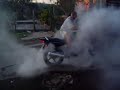 queimando pneu...