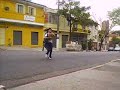 camila atravesando a rua