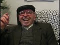 Manuel es un abuelo grasioso.Todo el mundo en Carcabuey le conoce, aunque nunca le han gustado los rincoros, es dicharachero y muy buena gente.Ha sido según su propias palabras un infeliz feliz, que no lo contrario.Crió dos hijos después de casarse con su prima, por lo que tubo que pagar 85 duros al cura. Le gusta el vino de la tierra, y a tomarse sus copitas y una tapa de jamón en su casa él le llama saber vivir.Trabajó desde niño de pavero, cabrero y vaquero. Se le cerró el estomago y le curaron con yodo con vino y tosino.En este vídeo nos habla del estraperlo, de los helaos de leche de cabra, de como desenterró una cabra...Y otras historias más de aquellos tiempos en Carcabuey. Gracias Manuel, por ser como eres y por contarnos estas historias.