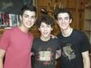 The jonas brothers in there younger years soo cute :) The jonas brothers in there younger years soo cute :)