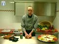 Ingrediënten:1 verse kip á 1000 gram. kipkruiden (willekeurig merk). 1 blikje bier naar keuze. aluminium folie. Bereiding:Ontdoe de kip van zijn bindtouw. Kruid de verse kip (geen diepvrieskip) van binnen en buiten met de kipkruiden en druk de kruiden licht aan, laat de kruiden ± 4 uur inwerken in de koelkast. Open het blikje bier en plaats de kip op het blikje met de opening naar boven. Verpak het geheel in alufolie. Verwarm de oven ± 10 min. voor op 170 graden. Plaats de kip met de gesloten kant van het blikje op een vlakke ovenschaal in de oven. Laat de kip gaarstomen in 80 min. op 170 graden. Ontdoe de kip van het alufolie zoals getoond. Laat hem daarna in 10 min. Zonder alufolie nabruinen in de oven op 170 graden. Tip van Dick:Houd u niet van bier dan kunt u ook spa rood gebruiken. Door deze bereidingswijze stoomt de kip van binnenuit gaar doordat het bier gaat koken hierdoor blijft de kip lekker sappig en smaakvol. Voor meer informatie kijk op www.caterijbielderman.nl