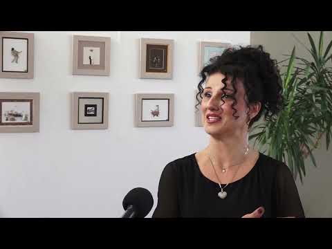 ОТВОРЕНА ИЗЛОЖБА СЛИKА ОД KАМЕНЧИЋА НАШЕ СУГРАЂАНKЕ ЉИЉАНЕ РИСТИЋ