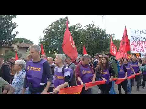 La partenza del corteo in solidarietà ai lavoratori ex Gkn a Firenze