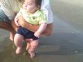 videos de Mateo touches hie toes to the Pacific.AVI