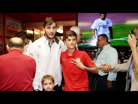 club - Αντιπροσωπεία παικτών και μελών της Διοίκησης του Ολυμπιακού, μαζί με τον προπονητή κ. Μίτσελ επισκέφθηκαν...