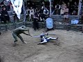 Combat gladiatorial: homme lézard contre un homme en armure Combat gladiatorial: homme lézard contre un homme en armure