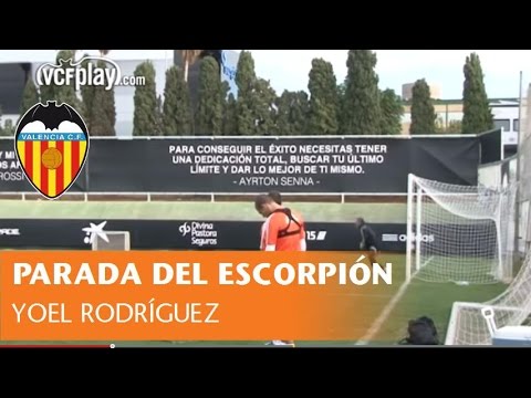 Valencia CF: Espectacular parada de 'escorpión' de Yoel