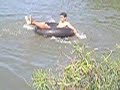 Olha o Célio sussegado em cima da bóia numa represa la em Itaguajé um dia antes do meu acidente