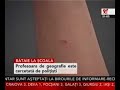O elevă de clasa a 8-a susţine că a fost lovită cu pumnii şi picioarele de un cadru didactic al Şcolii 162 din Capitală, chiar în timpul orei de curs. Mama fetei a depus plângere la secţia 4 Poliţie. Profesoara a refuzat să comenteze incidentul, dar conducerea şcolii susţine că ar putea rămâne fără loc de muncă dacă se va dovedi că este vinovată.Incidentul a avut loc la ora de geografie. Eleva susţine că s-a dus la catedră pentru a-i oferi o floare profesoarei, dar aceasta a trimis-o în bancă şi i-a dat nota 2. La scurt timp a început scandalul.Profesoara de geografie a ieşit ieri de la oră în huiduielile elevilor şi nu a vrut să discute cu ziariştii. Elevii susţin că profesoara nu ar fi implicată pentru prima dată într-un astfel de incident, aceasta obişnuind să-i lovească şi să-i îmbrâncească pe elevi.