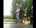 ik doe een paar stunts op een trampoline