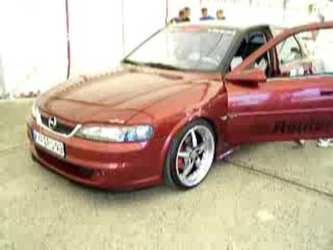 Vectra B Tuning :: Weinroter Vectra B beim Show & Shine 2008 bei GRW. Von außen eher dezent, bis auf den Heckspoiler ;) , trumpft er innen mit... Vectra B Tuning - Weinroter Vectra B beim Show & Shine 2008 bei GRW. Von außen eher dezent, bis auf den Heckspoiler ;) , trumpft er innen mit...