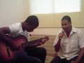 Heleno Marques e Leonardo Fabricio tocando.