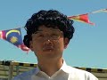 『私は落ち 陽は赤黒く』2005/日本/カラー/62min/冒険風群像劇＜'06 ＴＡＭＡ ＮＥＷ ＷＡＶＥ映画祭ある視点部門 入選作品＞絆と繋がり、そして責任... 監督･脚本･撮影･編集/ 松本卓也　【ストーリー】インターネット会員制サイト「ｍａｘｙ」の２０代限定コミュニティの仲間達に自殺予告メッセージを送りつけたジュウゾーは、新潟県粟島にて自殺する事を予告、島に渡る。メッセージを受けとった多くの仲間が無視をする中、女子高生ソフィーは物珍しさで、サラリーマンのウーは自殺を止めに各々島に渡る。一方、若手お笑い女流コンビ「海女ゾネス」の二人は、単独ライブ用の企画映像を撮る為、粟島に渡る。島の人々との交流、粟島の自然の中を縦横無尽に駆け巡り、其々の思いが交差する中、物語は終局を迎える...【　解　説　】新潟県、粟島浦村を舞台に制作された松本長編作としては、６作目にあたる本作は「シリアスな具材をコメディ味付けにした、ごった煮」 を目指し制作。粟島の絶景を舞台にほぼ完全島内ロケで撮り上げた。プロデュースは新潟県内のお笑い集団ＮＡＭＡＲＡ、協力に粟島浦村役場と、まさに新潟で生まれた「THIS IS 新潟ムービー」とも言うべき作品。出演にはＮＡＭＡＲＡの芸人を始め、全国ニュース等で話題の障害者集団「こわれ者」のリーダー月乃光司も主役の一人として出演。作品を盛り上げる。そして粟島の人々も出演、島の小学生も好演をしている。出演/太田望海 平本並 川島田ユミヲ 月野光司（こわれ者） 日下部花 藤田アユミ中静祐介(NAMARAヤングキャベツ) 日栄和樹 森下英矢(NAMARA) 江口歩(NAMARA代表) 他フーバーオーバー(特別楽曲提供)協力：新潟お笑い集団NAMARA　粟島浦村役場