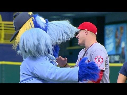 Video: Trout gets to know the Rays' mascot