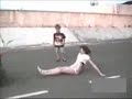 Hermanos probando por primera vez una moto