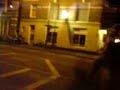 we zijn op voetbalkamp... komen uit de kroeg... politie is net weg... geluidsoverlast