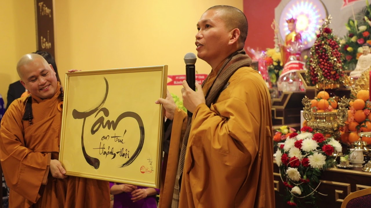 ĐẠI ĐỨC THÍCH ĐỒNG TRÌNH TẶNG QUÀ TRONG NGÀY KHÁNH THÀNH CHÙA MOST