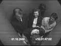 Mujer con ataque de risa en ascensor