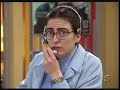 b: comment allez vous don alvaro?
-al: j'ai juste une petite grippe.
-b: je vais venir vous apporter du bouillon.
-al: non c'est inutile. reste au bureau et occupe toi du courrier et de mes rendez-vous. veilles �galement � ce que di�go ne nous joue pas un mauvais tour.
-b: ok je reste mais j'ai besoin de te parler et de te voir afin de me faire pardonner pour avoir refus� ton argent.
-al: mais non ce n'est pas grave. bon je te laisses il faut que je me repose.
-c: elle deviens depuis en plus  lourde.
-al: tu ne vas pas le croire mais elle voulait venir jusqu'ici.
-s�rieusement? plus le temps passe et moins je la supporte. ta m�re a raison elle est amoureuse de toi.
 
au bureau
-g: qu'est ce que tu fais?
-b: je classe le courrier
g: je t'ai d�ja dit que j'aurai besoin d'une secr�taire comme toi? mais bon comme tu es la fianc�e du patron je m'efface. il est o� d'ailleurs?
-b: clou� au lit avec une bonne grippe.
g: et pourquoi tu ne vas pas le voir?
-b: il ne veux pas. il pr�f�re que je reste afin de tout surveiller.
-g: je vais m'en occuper et toi tu vas aller le retrouver.rien de tel que d'�tre dans les bras de l'�tre aim� quant on n'ai pas bien.
-b: ok je me pr�pare.
au t�l�phone
-al: c'est qui?
-g: c'est ton cher ami gonzalo
-al: qu'est ce que tu veux
-g: c'est quoi cette humeur de chien?
-al: je suis malade
-g: mais dis moi c'est qui cette voix que j'entends
-al: c'est ma femme de m�nage.
-g: a moi tu ne me l'as fait pas. je crois que j'ai reconnu la voix de caye.
-al: non c'est erica.
-g: l'hotesse de l'air que tu as laiss� tomb� l'autre soir? bien qui que ce soit tu l'a fais sortir de dessous tes draps car bea va arriver chez toi
-al: gonzalo occupe toi de tes affaires une bonne fois pour toute. je ne veux pas la voir. retiens la.
apr�s avoir raccroch� gonzalo invente une excuse afin que bea reste au bureau.