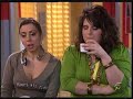 b: comment allez vous don alvaro?
-al: j'ai juste une petite grippe.
-b: je vais venir vous apporter du bouillon.
-al: non c'est inutile. reste au bureau et occupe toi du courrier et de mes rendez-vous. veilles �galement � ce que di�go ne nous joue pas un mauvais tour.
-b: ok je reste mais j'ai besoin de te parler et de te voir afin de me faire pardonner pour avoir refus� ton argent.
-al: mais non ce n'est pas grave. bon je te laisses il faut que je me repose.
-c: elle deviens depuis en plus  lourde.
-al: tu ne vas pas le croire mais elle voulait venir jusqu'ici.
-s�rieusement? plus le temps passe et moins je la supporte. ta m�re a raison elle est amoureuse de toi.
 
au bureau
-g: qu'est ce que tu fais?
-b: je classe le courrier
g: je t'ai d�ja dit que j'aurai besoin d'une secr�taire comme toi? mais bon comme tu es la fianc�e du patron je m'efface. il est o� d'ailleurs?
-b: clou� au lit avec une bonne grippe.
g: et pourquoi tu ne vas pas le voir?
-b: il ne veux pas. il pr�f�re que je reste afin de tout surveiller.
-g: je vais m'en occuper et toi tu vas aller le retrouver.rien de tel que d'�tre dans les bras de l'�tre aim� quant on n'ai pas bien.
-b: ok je me pr�pare.
au t�l�phone
-al: c'est qui?
-g: c'est ton cher ami gonzalo
-al: qu'est ce que tu veux
-g: c'est quoi cette humeur de chien?
-al: je suis malade
-g: mais dis moi c'est qui cette voix que j'entends
-al: c'est ma femme de m�nage.
-g: a moi tu ne me l'as fait pas. je crois que j'ai reconnu la voix de caye.
-al: non c'est erica.
-g: l'hotesse de l'air que tu as laiss� tomb� l'autre soir? bien qui que ce soit tu l'a fais sortir de dessous tes draps car bea va arriver chez toi
-al: gonzalo occupe toi de tes affaires une bonne fois pour toute. je ne veux pas la voir. retiens la.
apr�s avoir raccroch� gonzalo invente une excuse afin que bea reste au bureau.