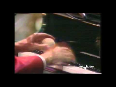 75 anni di Renato Carosone - Esegue il suo