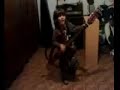 bambino di 4 anni suona con chitarra elettrica e canta