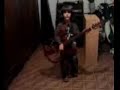 bambino di 4 anni suona con chitarra elettrica e canta