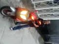 Caidita en moto sin subirse