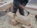 Выбивание теслом продольного паза в венце сруба