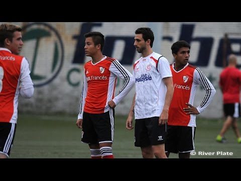 Fundación River: clínica de jugadores del Sevilla con juveniles del Club