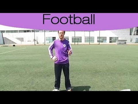 foot - Comment tirer un coup franc au foot ? Regardez cette vidéo pour savoir comment faire pour bien tirer un coup franc. Olivier Giachino, éducateur de football (...