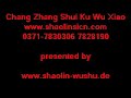 Shaolin Übung: Holzknüppel zwischen die Beine prügeln