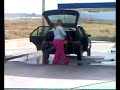 Frau beim Auto waschen