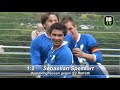 Riesenjubel in Refrath: Aufstieg Der SV Refrath ist in die Bezirksliga aufgestiegen, der Zweite der Kreisliga A, der SSV Homburg-Nümbrecht verpasste den Aufstieg knapp weil er in der Endabrechnung nur Drittbester Kreisliga A Zweiter der neun Kreise war. Gencler Birligi, die theoretisch noch aufsteigen konnten, unterlagen am letzten Spieltag in Rösrath mit 1:2 Toren. Der Jubel kannte keinen Grenzen nach dem Schlusspfiff einer spannenden Kreisliga A Partie. Zwar gingen die Refrather in Dümmlinghausen nach einer feinen Einzelleistung von Sebastian Nett, der sich über die rechte Seite gegen drei Gegner durchsetzte, schon nach 13 Minuten mit 1:0 in Führung. Doch in der 29. Minute schocke der Schiedsrichter Michael Bernhardt den Refrather Anhang und die Offiziellen mit der Roten Karte gegen Sven Langenbach. Eine harte, vielleicht zu harte Entscheidung. Und es kam wie es kommen musste. Schon mehrfach zeichnete sich Refraths überragender Schlussmann Julius Engelhardt gegen die gegnerischen Angreifer aus, doch beim Strafstoß in der 41. Minute war er machtlos gegen Routinier Markus Barf. Im Gegenzug reklamierten die Refrather lautstark einen Handelfmeter aber der Pfiff blieb aus. So ging es in die Pause und man merkte schon das die Beine etwas schwer waren vor lauter Nervosität. Wie ein Befreiungsschlag wirkte der Treffer von Sebastian Spessart in der 54. Minute als er mit einem sehenswerten Flugkopfball den Siegestreffer für Refrath erzielte. Das war zwar zu diesem Zeitpunkt noch <b>...</b>