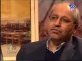 افشاي دروغ گويي هاي احمدي نژاد در رسانه ملي: نرخ رشد سرمايه گذاري خارجي سال 86 صفر يا منفي و نرخ رشد اقتصادي زیر۵٪ 5شنبه شب دكتر نيلي استاد اقتصاد دانشگاه شريف در تلويزيون حضور يافت و بخشي از واقعيات اقتصادي ايران امروز را افشا كرد. به گفته او متوسط رشد اقتصادي 143 كشور جهان ( 132 كشور از ميان آنها وارد كننده نفت هستند ) در فاصله سال هاي 1989 تا 1998 معادل 3.8 درصد بوده است. اما اين رقم در سال 2007 به 8.1 درصد رسيده است. خيلي از اين كشورها هم الان رشد دو رقمي دارند. اين در حالي است كه به خاطر گران شدن نفت طبيعتا بايد رشد اقتصادي آنها كند مي شد، ولي اين طور نشده. اما رشد اقتصادي ايران در سال هاي 84 و 85 به ترتيب معادل 4.7 و 5.8 بوده است و در سال 86 به احتمال زياد بين 4.5 تا 5 درصد خواهد بود. پس رشد اقتصادي ايران روند نزولي دارد. علت اين امر، كاهش نرخ رشد سرمايه گذاري اقتصادي است. در سال 81 اين نرخ 13 درصد بوده است. در سال 83 شده 7 درصد ، در سال 84 شده 5.1 درصد ، در سال 85 شده 3 درصد. در سال 86 يا صفر مي شود يا منفي. چرا؟ چون دولت سهم اصلي را در سرمايه گذاري دارد و هزينه هاي عمراني دولت در سال 85 در مقايسه با 86 رقم مطلقش مساوي است. حدود 145 هزار ميليارد دلار. يعني اگر تورم يك سال را از آن كم كنيم بيش از منفي 17 درصد رشد سرمايه گذاري دولت بوده در حوزه بودجه عمومي خودش. اين را با رشدهاي بالاي كشورهاي ديگر مثلا تركيه و عربستان مقايسه كنيد... تازه شاخص هايي را كه بايد كند مي كرديم تند شده اند و بالعكس. بقيه اش را خودتان گوش كنيد و تاسف بخوريد. مخصوصا متلك پراني ديگر مهمان برنامه به اصرار احمدي نژاد بر حق مسلم بودن انرژي هسته اي. طرف مي گويد انرژي هسته اي فقط مال دولت نهم نيست حتي به دولت مهندس موسوي هم برمي گردد. اما يه لوله كشي گاز توي اين مملكت نبوده . حالا كه ما نتونستيم گاز بديم بگيم لوله كشي قبلي عيب داره؟ اين با منطق جور در نمي آد. نقدينگي بايد مي شد 20 درصد شده 40 درصد، اين كه شاخص ها عكس شده مسئول بايد بياد. ما الان هر چي بگوييم چيزي حل نمي شود. در تاريخ سابقه نداشته اين قدر درآمد داشته باشيم. مشروطه ما بقيه را بيدار كرده . زحمت را ما كشيديم ولي بقيه مي برند.