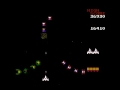 un pti peut de galaga sur nes:galaga est un jeu vid�o de type shoot them up d�velopp� par namco et commercialis� sur borne d'arcade en 1981. il s'agit de la suite de galaxian. galaga est le premier jeu d'arcade permettant � un seul joueur de jouer avec deux vaisseaux simultan�ment. c'est aussi le premier jeu d'arcade � comporter des � niveaux bonus � (appel�s � challenging stages �) entre les niveaux. syst�me de jeu: le joueur pilote un vaisseau spatial qui peut seulement se d�placer de gauche � droite au bas de l'�cran et qui ne dispose que d'un tir simple. les vaisseaux ennemis tentent de bombarder le joueur. comme dans galaxian (�galement un jeu de namco), des vaisseaux peuvent descendre vers le joueur et tenter de le tuer par collision ou bombardement. certains vaisseaux (� vaisseau-m�re � ou � boss galaga �) ont la possibilit� de s'approcher du vaisseau du joueur et de le capturer. un des atouts majeurs de galaga par rapport � ses pr�d�cesseurs est la possibilit� pour un seul joueur de jouer avec deux vaisseaux simultan�ment. pour ce faire, le joueur doit r�aliser la man?uvre suivante : se faire capturer par un vaisseau-m�re une partie de galaga. laisser le vaisseau-m�re rejoindre sa place en haut de l'�cran patienter jusqu'� ce que le vaisseau-m�re, accompagn� du vaisseau captur�, attaque � nouveau tirer sur le vaisseau-m�re et le d�truire (en prenant soin de ne pas toucher le vaisseau captur�) le vaisseau captur� se place � c�t� du premier vaisseau du joueur apr�s  ... 